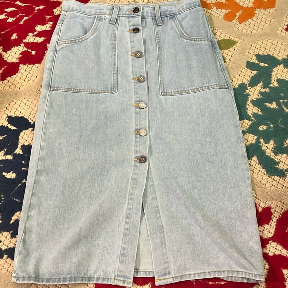 NEVER WORN- mid length denim skirt